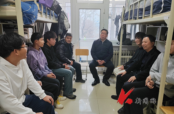 云鼎手机平台校长胡军深入对接寝室走访慰问